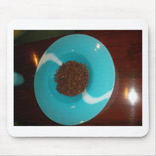 Hauch des Meeres: Eine cyanfarbene Kaffeeschale Mousepad