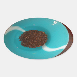 Hauch des Meeres: Eine cyanfarbene Kaffeeschale Ovaler Aufkleber