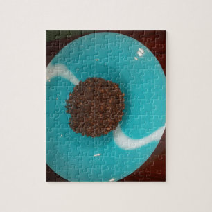 Hauch des Meeres: Eine cyanfarbene Kaffeeschale Puzzle