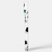 Haufen aquamariner schwarzer Fußballbälle mit Mono Case-Mate iPhone Hülle (Rückseite / Links)