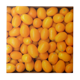 Haufen der orange japanischer Orangen im Fliese