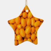 Haufen der orange japanischer Orangen im Keramikornament (Rechts)