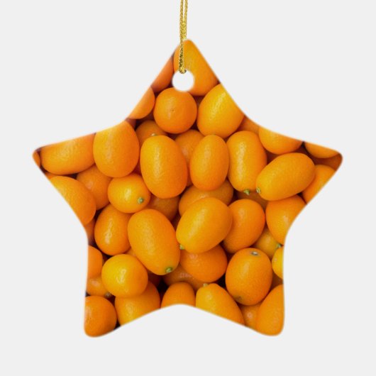 Haufen der orange japanischer Orangen im Keramikornament (Vorne)