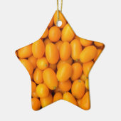 Haufen der orange japanischer Orangen im Keramikornament (Links)