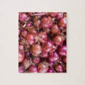 Haufen der roten Zwiebeln auf Markt Puzzle (Vertikal)