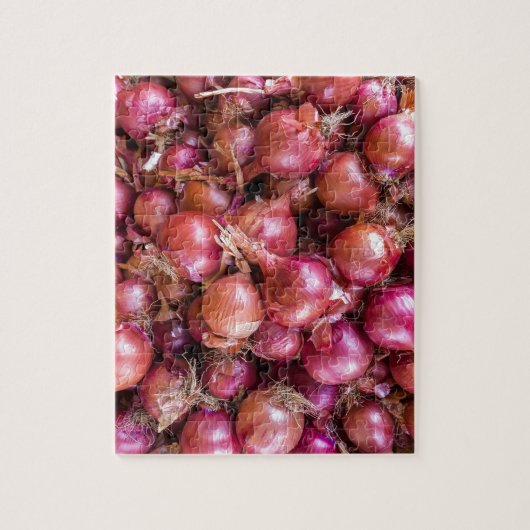 Haufen der roten Zwiebeln auf Markt Puzzle (Vertikal)