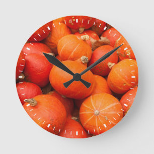 Haufen kleiner Kürbisse, Deutschland Runde Wanduhr