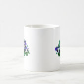 Haufen Lila und weiße Stiefmütterchen Kaffeetasse (Mittel)