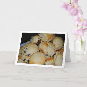 Haufen Rosinen-Scones auf einem Teller Karte