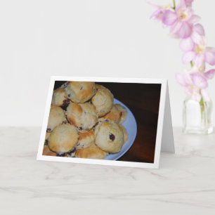 Haufen Rosinenbrötchen auf einem Teller Karte