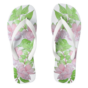 Haufen von hübsch rosa Blume und Blütenblättern Badesandalen