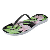 Haufen von hübsch rosa Blume und Blütenblättern Badesandalen (Schrägansicht)