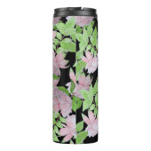 Haufen von hübsch rosa Blume und Blütenblättern Thermosbecher (Rückseite)