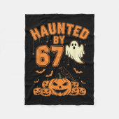 Haunted By 67 – Funny Ghost And Pumpkin Halloween Fleecedecke (Vorderseite)
