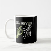 Haunted By 67 – Funny Skeleton Hands Halloween Cos Kaffeetasse (Links)