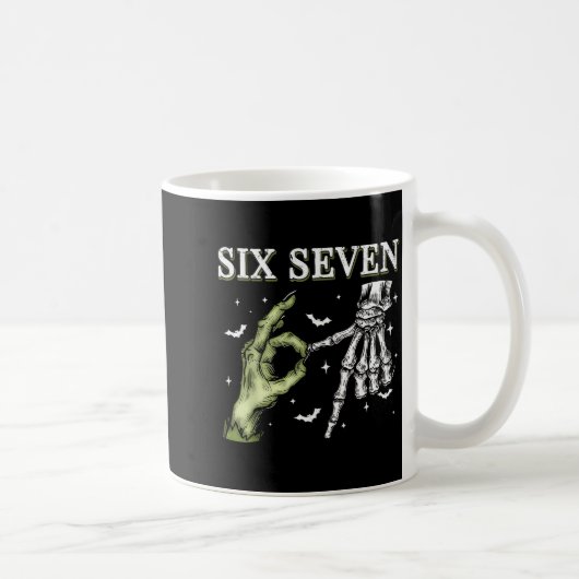 Haunted By 67 – Funny Skeleton Hands Halloween Cos Kaffeetasse (Rechts)
