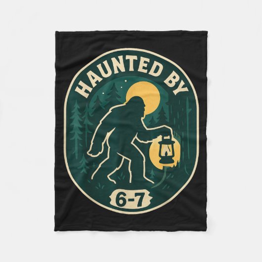 Haunted By 6-7 Bigfoot Lantern Halloween Badge Fleecedecke (Vorderseite)