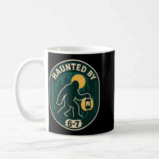 Haunted By 6-7 Bigfoot Lantern Halloween Badge Kaffeetasse (Links)