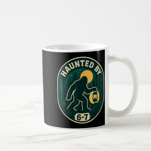 Haunted By 6-7 Bigfoot Lantern Halloween Badge Kaffeetasse (Rechts)