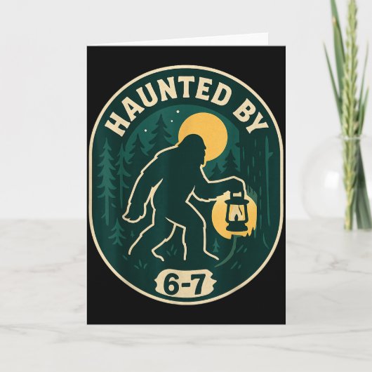 Haunted By 6-7 Bigfoot Lantern Halloween Badge Karte (Vorderseite)