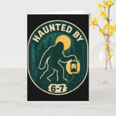 Haunted By 6-7 Bigfoot Lantern Halloween Badge Karte (Gelbe Blume)