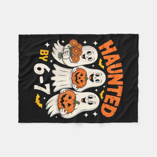 Haunted By 6-7 Cute Ghosts With Flowers Fleecedecke (Vorderseite (Horizontal))