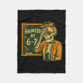 Haunted By 6-7 Funny Teacher 67 Halloween Skeleton Fleecedecke (Vorderseite)