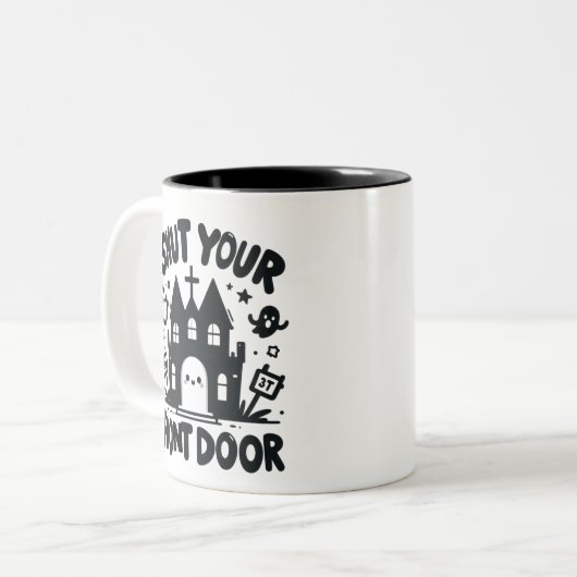 Haunted Castle – “Shut Your Front Door” Zweifarbige Tasse (Vorderseite Links)