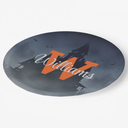 Haunted House Halloween Decor Custom Monogram Pappteller (Schrägansicht)