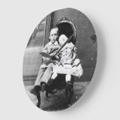 Haunting Vintage Sibling Portrait  Große Wanduhr (Winkel)