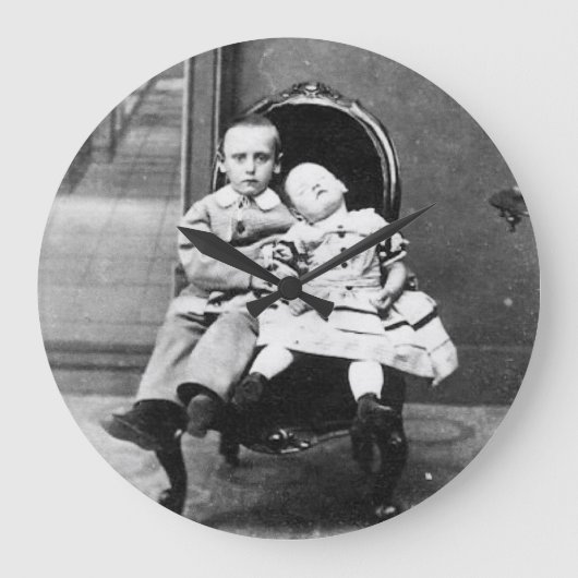 Haunting Vintage Sibling Portrait  Große Wanduhr (Vorderseite)
