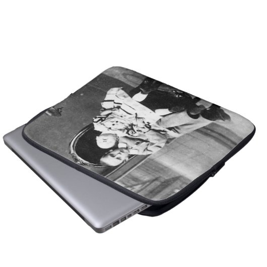 Haunting Vintage Sibling Portrait Laptopschutzhülle (Vorne Knopf)