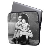 Haunting Vintage Sibling Portrait Laptopschutzhülle (Vorderseite Links)