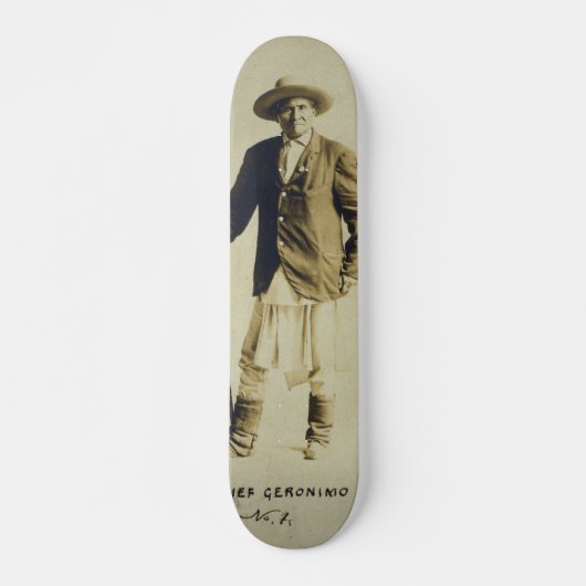 HauptGeronimo stehendes Porträt 1904 Skateboard (Vorne)