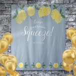 Hauptpresse Lemons Brautparty Blue Foto Prop Wandteppich<br><div class="desc">Dieses stilvolle botanische Brautparty Foto mit Zitronengrün auf einem staubigen blauen Hintergrund personalisiert mit Ihren besonderen Veranstaltungsinformationen. Entwickelt von Thisisnotme©</div>