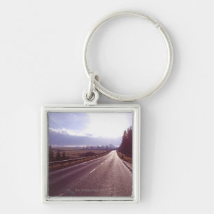 Hauptstraße mit niedrigem Winter Sun. Schlüsselanhänger