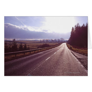 Hauptstrasse mit niedriger Wintersonne.