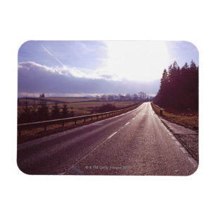 Hauptstrasse mit niedriger Wintersonne. Magnet