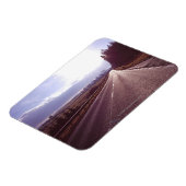 Hauptstrasse mit niedriger Wintersonne. Magnet (Linke Seite)