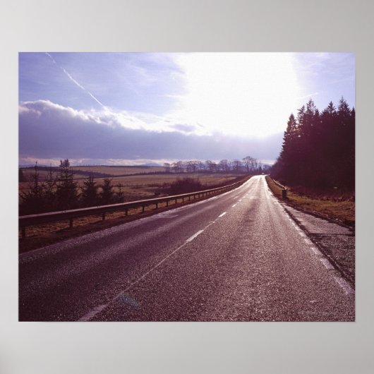Hauptstrasse mit niedriger Wintersonne. Poster (Vorne)