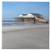 Haus auf Pfählen am Strand von St. Peter Ording Fliese (Vorderseite)