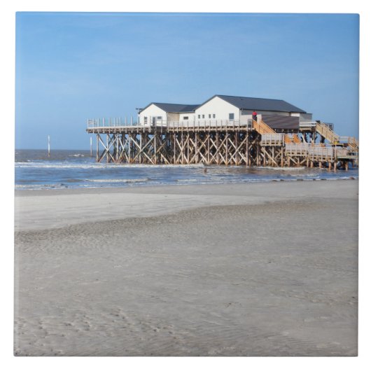 Haus auf Pfählen am Strand von St. Peter Ording Fliese (Vorderseite)