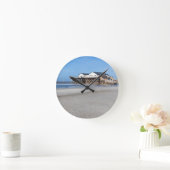 Haus auf Pfählen am Strand von St. Peter Ording Runde Wanduhr (Zuhause)