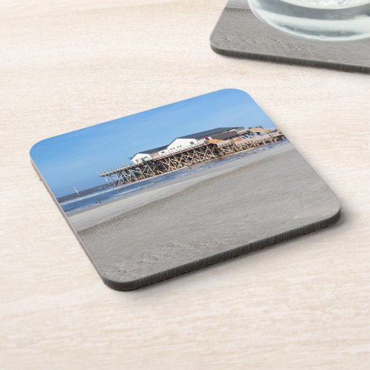 Haus auf Pfählen am Strand von St. Peter Ording Untersetzer (Linke Seite)