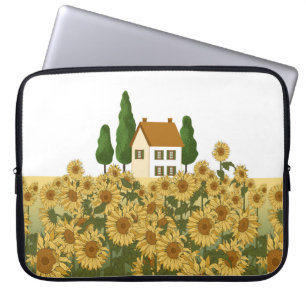 Haus, hohe Bäume und ein Feld von Sonnenblumen in Laptopschutzhülle
