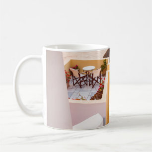 HAUS IN DER NÄHE VON EINEM GEWÄSSER KAFFEETASSE