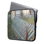 Haus-Zaun-Porträt Laptopschutzhülle (Vorderseite Links)