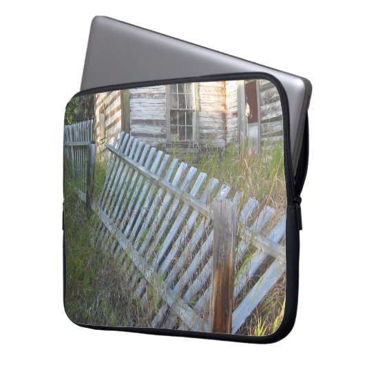 Haus-Zaun-Porträt Laptopschutzhülle (Vorderseite Links)