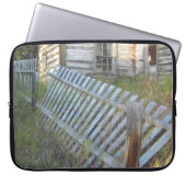 Haus-Zaun-Porträt Laptopschutzhülle (Vorderseite)