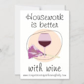 "Hausarbeit ist besser mit Wein" Magneteinladung (Vorderseite)